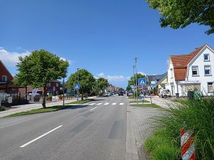 Die Norddeicher Straße in Norddeich